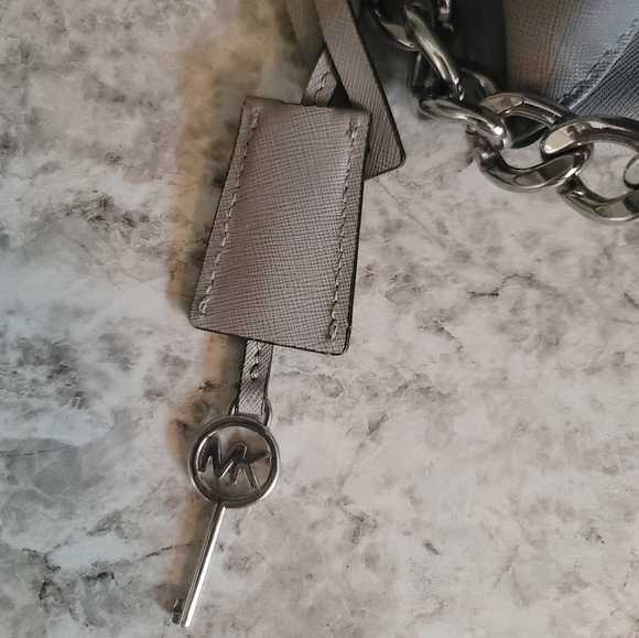 Micheal kors oversized purse - Picture 3 of 4